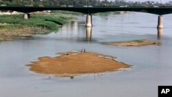 Permukaan air sungai Tigris di Baghdad, Irak tampak lebih rendah dari biasanya (foto: ilustrasi). 