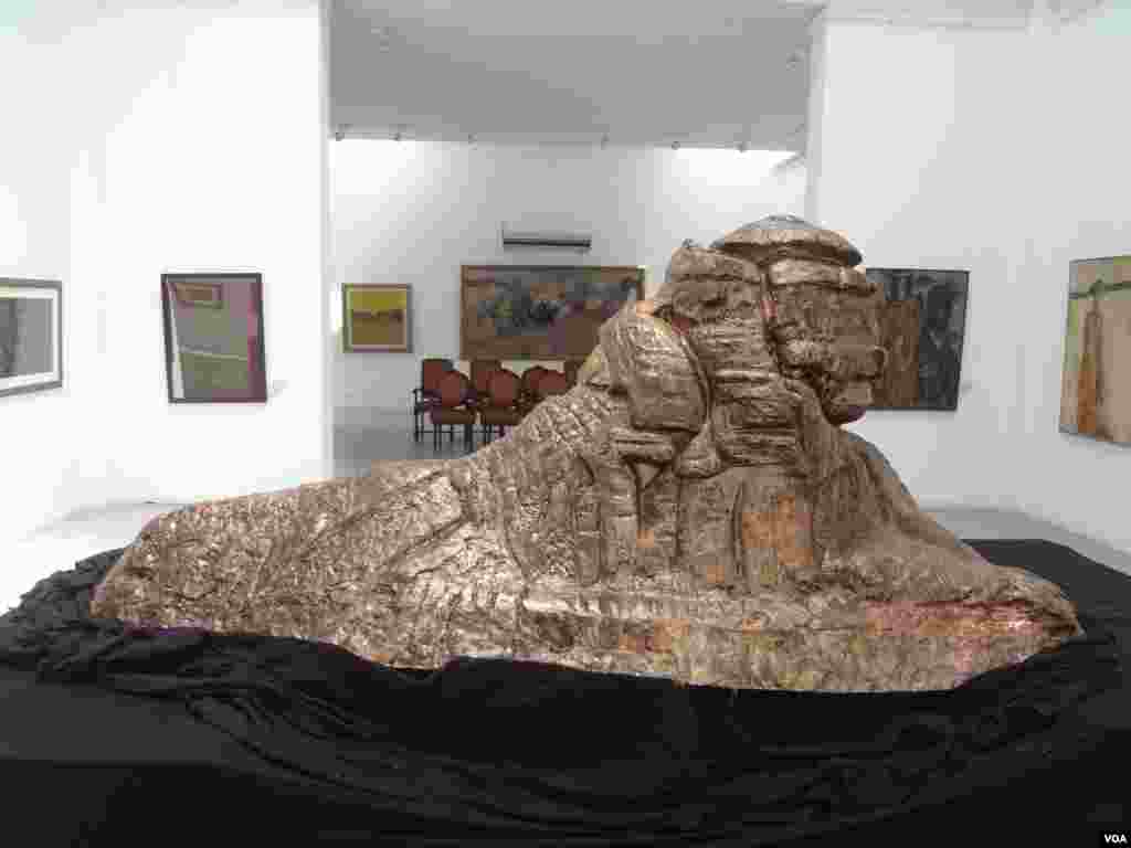 الحمرا آرٹ میوزیم نئے آرٹسٹوں کو نمائش کے لیے پلیٹ فارم مہیا کرتا ہے۔ حال ہی میں عائشہ شاہنواز کے مجسمے کو نمائش کے لیے رکھا گیا ہے۔ یہ مجسمہ بلوچستان کے ایک قدرتی پہاڑ گریٹ اسفینکس کی شکل کا بنایا گیا ہے۔