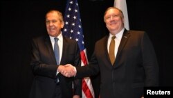 Ministiri w’ububanyi n’amahanga wa Leta zunze ubumwe z’Amerika Mike Pompeo na mugenzi we w’Uburusiya, Sergey Lavrov.