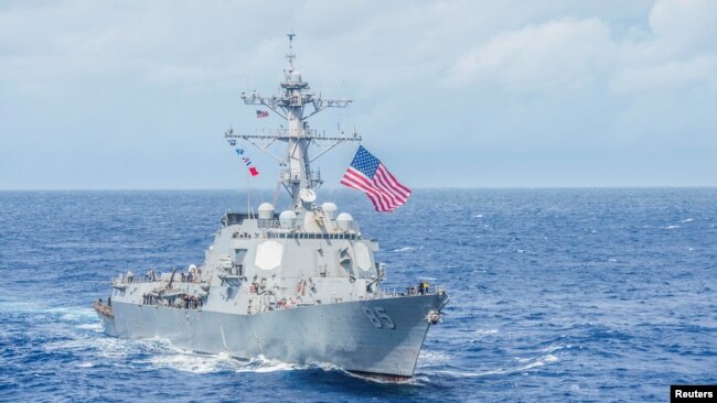美国海军导弹驱逐舰“麦坎贝尔”号在菲律宾海域。