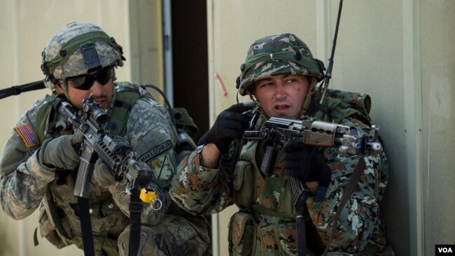 Binh sĩ Mỹ và Macedonia tại Đức.