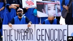 Anggota dari Asosiasi Uyghur Amerika Serikat menggelar aksi di depan Gedung Putih, Washington, pada 1 Oktober 2020. (Foto: AP/Jacquelyn Martin)