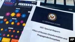 На оваа фотографија се гледаат страници од извештајот на Центарот за глобален ангажман на Стејт департментот за руска дезинформација објавена на 5 август 2020 година