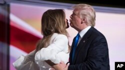 Melania Trump femme du candidat républicain à la présidentielle américaine embrasse son mari lors des primaires de leur parti à Cleveland, 18 juillet 2016.