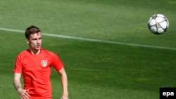 L'attaquant français de l'Atlético Madrid, Antoine Griezmann, en action lors d'une séance d'entraînement au Complexe sportif Cerro del Espino à Madrid, en Espagne, le 26 avril 2016.