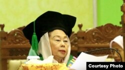 Sinta Nuriyah Wahid menyampaikan pidatonya dalam penganugerahan gelar doktor honoris causa di UIN Sunan Kalijaga, Yogyakarta, 18 Desember 2019. (Foto: Humas UIN Suka)