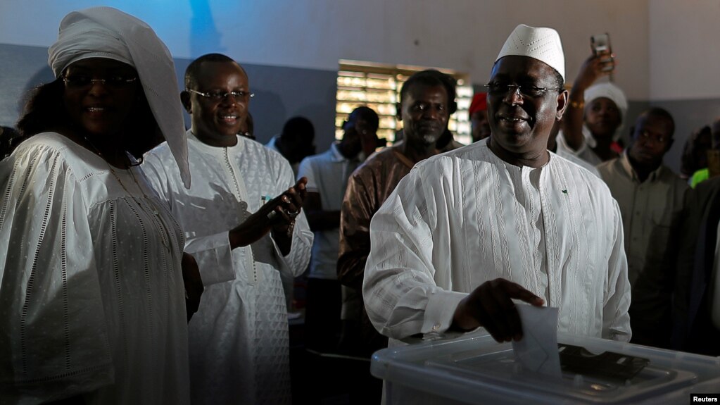 Macky Sall vote à Fatick au Sénégal le 24 février 2019.