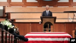 سابق امریکی صدر براک اوباما جان لوئیس کو الوداعی خراج عقیدت پیش کر رہے ہیں 