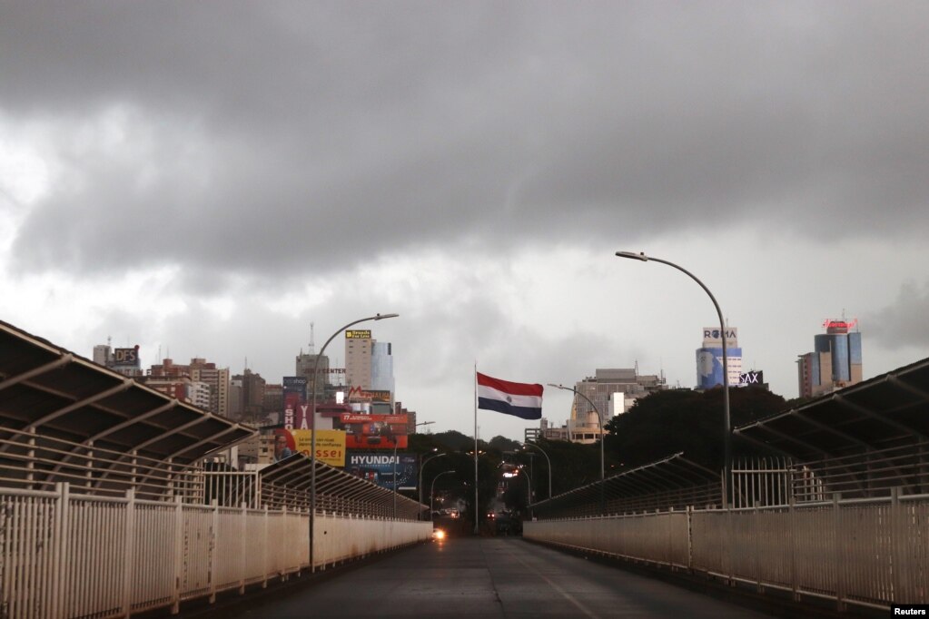 El Puente de la Amistad que conecta Ciudad del Este, en Paraguay, con Foz de Iguazú, en Brasil, después del cierre de la frontera debido al brote de coronavirus.&nbsp;