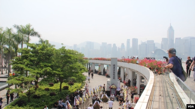 清明节香港各界向六四死难者献花仪式现场 （美国之音记者申华 拍摄）