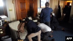 特朗普的支持者冲入国会大厦后,国会工作人员用家具顶住门,困守在室内。(2021年1月6日)