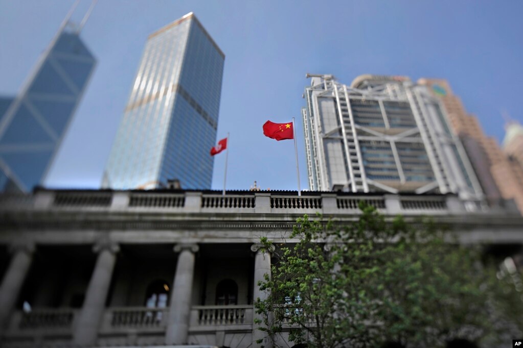 香港终审法院上飘扬的中国国旗和香港旗帜。（2017年5月29日）(photo:VOA)
