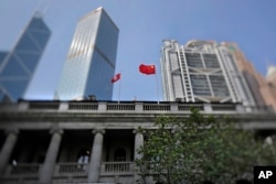 香港終審法院上飄揚的中國國旗和香港旗幟。（2017年5月29日）