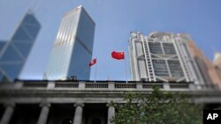 香港终审法院上飘扬的中国国旗和香港旗帜。（2017年5月29日）