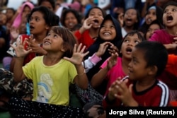 Anak-anak berkumpul menerima terapi okupasi di pengungsian korban gempa dan tsunami di Palu, Sulawesi Tengah, 14 Oktober 2018. Wahana Visi Indonesia (WVI) mengatakan pemerintah perlu memprioritaskan layanan publik perlindungan anak dan perempuan di daerah tertinggal agar mereka mendapat perlindungan yang setara dari kekerasan seksual. (Foto: REUTERS/Jorge Silva)