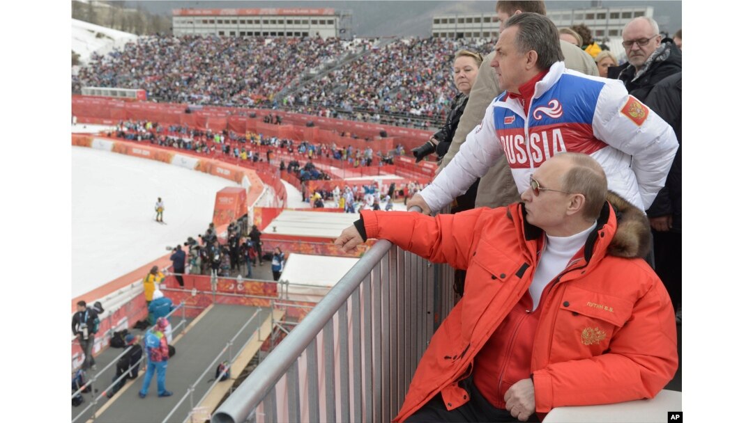 Presiden Rusia Vladimir Putin menyaksikan kompetisi ski menuruni bukit Paralimpiade Musim Dingin 2014 di distrik pegunungan Roza Khutor, Sochi, Rusia. (Foto: melalui AP)