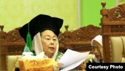 Sinta Nuriyah Wahid menyampaikan pidatonya dalam penganugerahan gelar doktor honoris causa di UIN Sunan Kalijaga, Yogyakarta, 18 Desember 2019. (Foto: Humas UIN Suka)