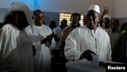 Macky Sall vote à Fatick au Sénégal le 24 février 2019.