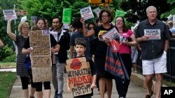 Una protesta en Raleigh fuera de la oficina del senador por Carolina del Norte, Tom Tillis, en contra de la separación de familias. 