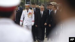 El presidente cubano Raúl Castro, centro, llega al mausoleo del líder comunista Ho Chi Minh, en Hanoi, Vietnam, el lunes 9 de julio de 2012.