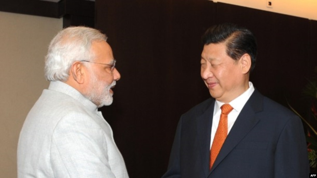 PM India Narendra Modi (kiri) dan Presiden China Xi Jinping bertemu di Fortaleza, Brazil hari Selasa (15/7). 
