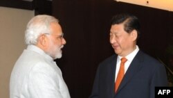 PM India Narendra Modi (kiri) dan Presiden China Xi Jinping bertemu di Fortaleza, Brazil hari Selasa (15/7). 