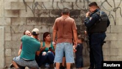 Familiares y vecinos reaccionan ante el hallazgo de 11 personas fallecidas al interior de una vivienda en Ciudad Juárez.