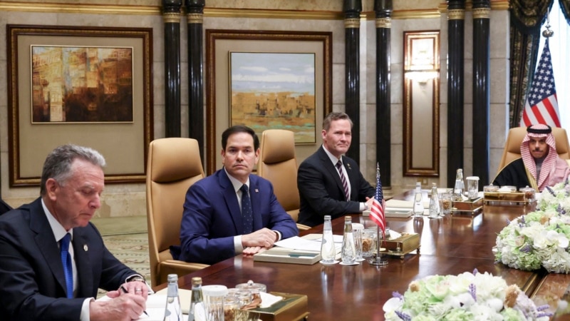 Trump calls Zelenskyy a “dictator.” Trump calls Zelenskyy a “dictator.”