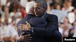 El presidente Barack Obama abraza a Bil Clinton después del discurso que éste pronunció en la Convención