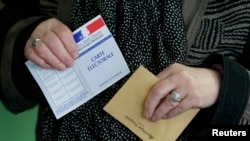 Une électrice à Hénin-Beaumont, dans le nord de la France, le 29 Mars 2015. (REUTERS/Pascal Rossignol)