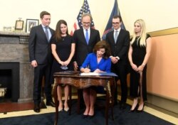 ​ ​Hathy Hochul juró para el cargo de gobernadora de Nueva York en la medianoche del 24 de agosta de 2021. ​ ​