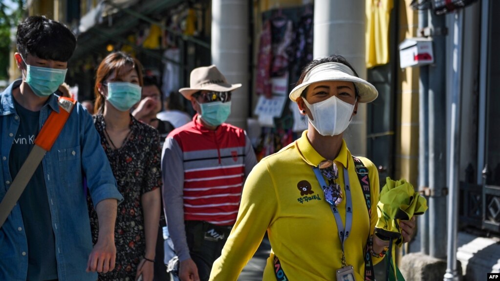 2020年1月27日，泰国导游(右)在曼谷大皇宫附近带着戴口罩的中国游客参观。(photo:VOA)