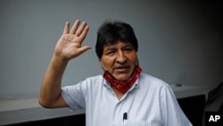 El expresidente boliviano Evo Morales se despide después de dar una rueda de prensa en Buenos Aires, el jueves 22 de octubre de 2020, cuatro días después de las elecciones generales en Bolivia.