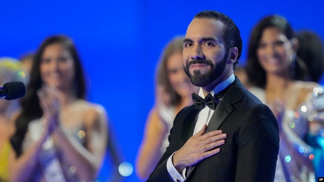 El entonces presidente de El Salvador, Nayib Bukele, asiste al 72º concurso de belleza Miss Universo, realizado en San Salvador, El Salvador, el sábado 18 de noviembre de 2023. Bukele se acogió a una licencia de medio año para hacer campaña buscando su reelección en 2024.