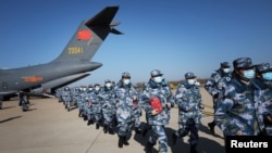 中國醫護人員乘坐軍機抵達武漢天河國際機場援助抗疫。（2020年2月17日）