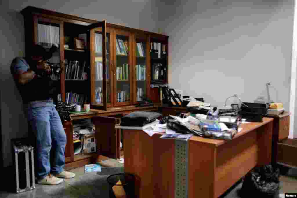 La policía allanó las oficinas del periodista Carlos Fernando Chamorro, crítico del gobierno del presidente Ortega, el 29 de julio de 2019. Según relató el periodista, varios policías llegaron al edificio y, tras romper los candados, se llevaron los equipos de trabajo de un programa de televisión y de un diario. &nbsp;