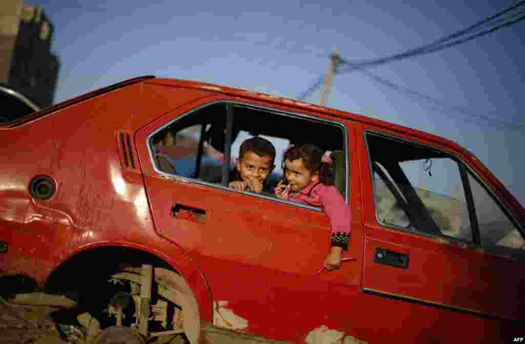 가자시 동부 알셰자이야의 팔레스타인 어린이들이 고장난 자동차 안에서 놀고 있다.