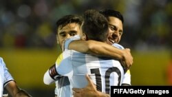 Lionel Messi dans les bras d'un de ses coéquipiers après la victoire 3-1 contre l'Equateur, Quito, le 10 octobre 2017 