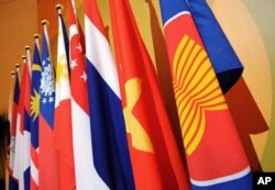 Bendera Perhimpunan Bangsa Bangsa Asia Tenggara (ASEAN) dan bendera 10 negara anggotanya yang tampak pada pertemuan Forum Regional ASEAN di Singapura, Rabu, 23 Juli 2008. (Foto: AP)