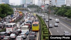 Lalu lintas di Jakarta pada jam-jam sibuk (foto: dok). Pertumbuhan ekonomi negara-negara berkembang di Asia dalam dua tahun ke depan stabil, dengan pertumbuhan ekonomi Indonesia dan India akan membaik dari tahun ini mengimbangi ekonomi China yang melambat.