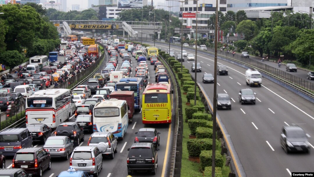 Jalan MT Haryono menuju Pancoran, Jakarta macet total (Foto: dok).