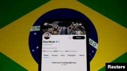 ARCHIVO: La cuenta de Elon Musk en X se observa bloqueada en un teléfono celular en Brasil el 31 de agosto de 2024.