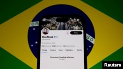 Foto akun X milik Elon Musk yang diblokir oleh Pemerintah Brazil, tampak di layar ponsel dalam foto ilustrasi di Sao Paulo, Brazil, 31 Agustus 2024. (Foto: Jorge Silva/Reuters, arsip)