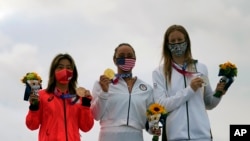 Američanka Carissa Mooreová si odnesla zlato, Jihoafričanka Bianca Buitendagová stříbro a Japonka Amuro Tsuzukiová bronz v soutěži žen v surfování na Letních olympijských hrách 2020 v úterý 27. července 2021.