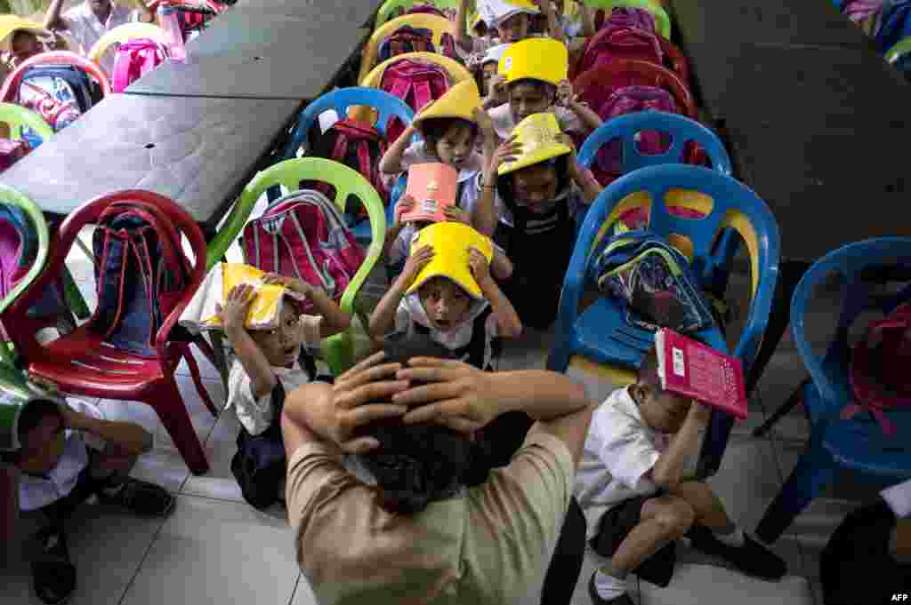 필리핀 마닐라 시내 코라손 아키노 초등학교 학생들이 전국 동시 지진대비 훈련에 참가하고 있다.