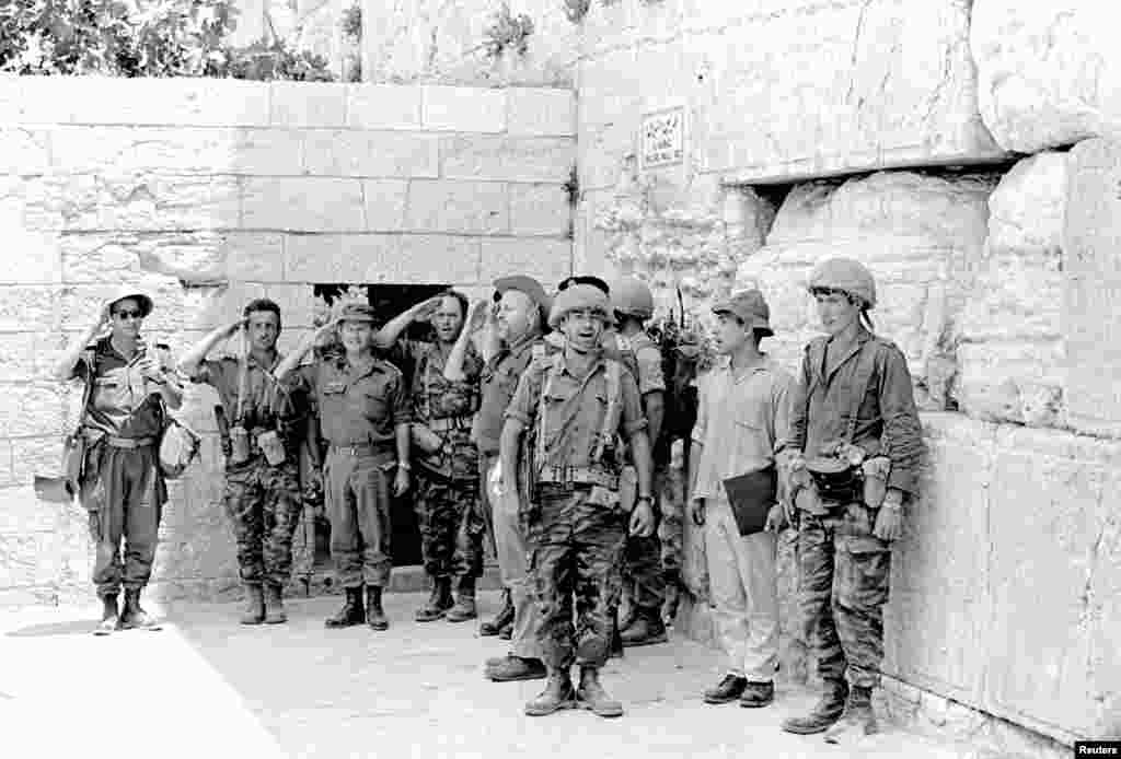 Quddusning Eski shahar qismi isroilliklar qo&#39;liga o&#39;tgan kun / Israeli soldiers stand at the Western Wall in Jerusalem&#39;s Old City in June 1967 after it was captured during the Middle East War,widely known as the Six Day War.
