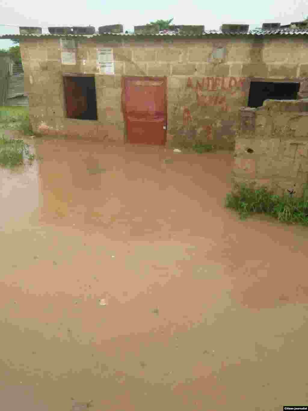 Bairro Aníbal Rocha, Calemba 2, inundado depois das chuvas de 18 de Abril. Distrito Kilamba Kiaxi, Luanda. Angola. 