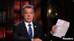 Prezidan Juan Manuel Santos ki tap mete yon mesaj sou negosyasyon lapè yo devan pèp kolonbyen an nan vil Bogota. (Foto: 10 oktòb 2016).