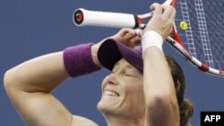 Samantha Stosur setelah mengalahkan petenis Serena Williams tahun lalu (foto: dok).