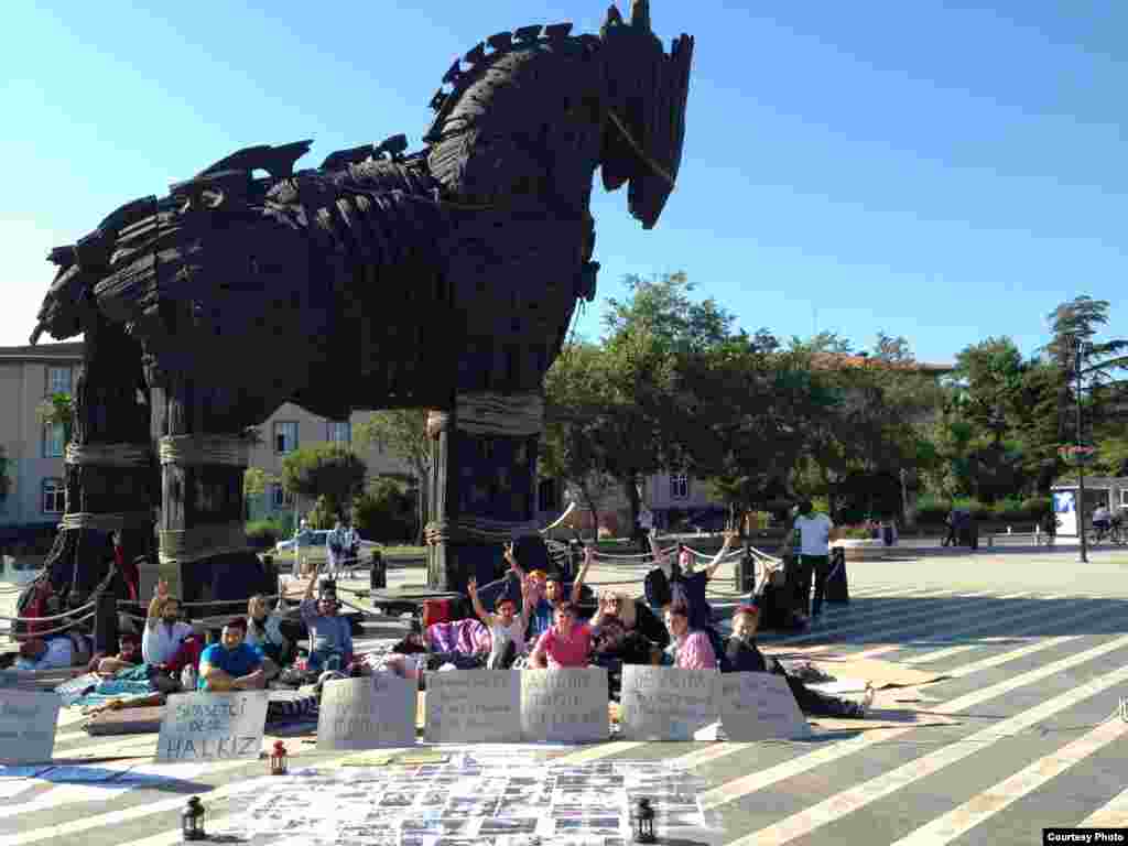 Anti-government protesters in front of the Trojan Horse in Canakkale, Turkey. (Photo: Ted Lipien, June 3, 2013.) 